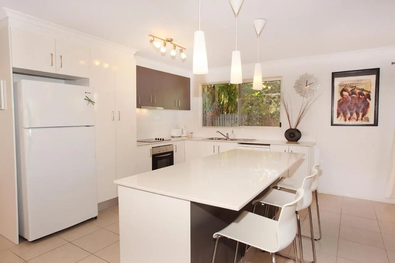 35 Santa Monica Avenue Vila Coolum Beach 0*,  Austrália